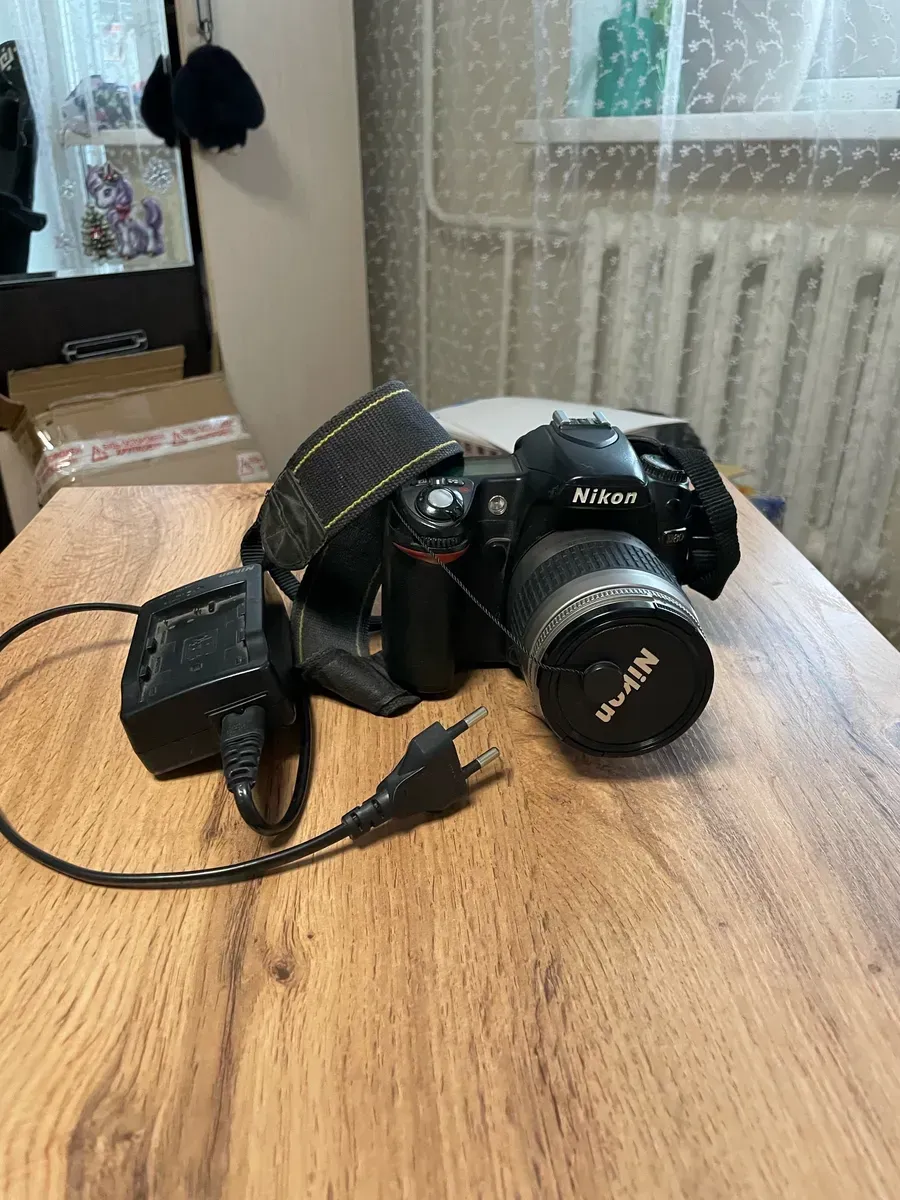 Зеркальный фотоаппарат Canon Nikon D80