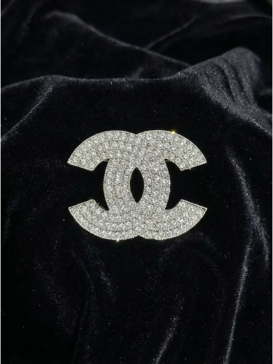 Брошь Chanel с кристаллами сваровски